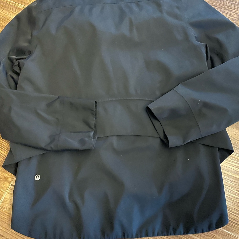Lululemon Black Hooded Rain Jacket High Low Hem Lightweight Shell Zip Front Sz 4 - Picture 2 of 6
